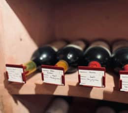 etiquette identification et bonne conservation vin rouge